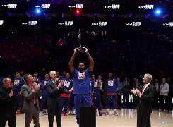  NBA季后赛季后赛对决在即！曼城演练定位球，山东泰山密集防守应对