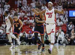  NBA季后赛季后赛对决在即！曼城演练定位球，山东泰山密集防守应对